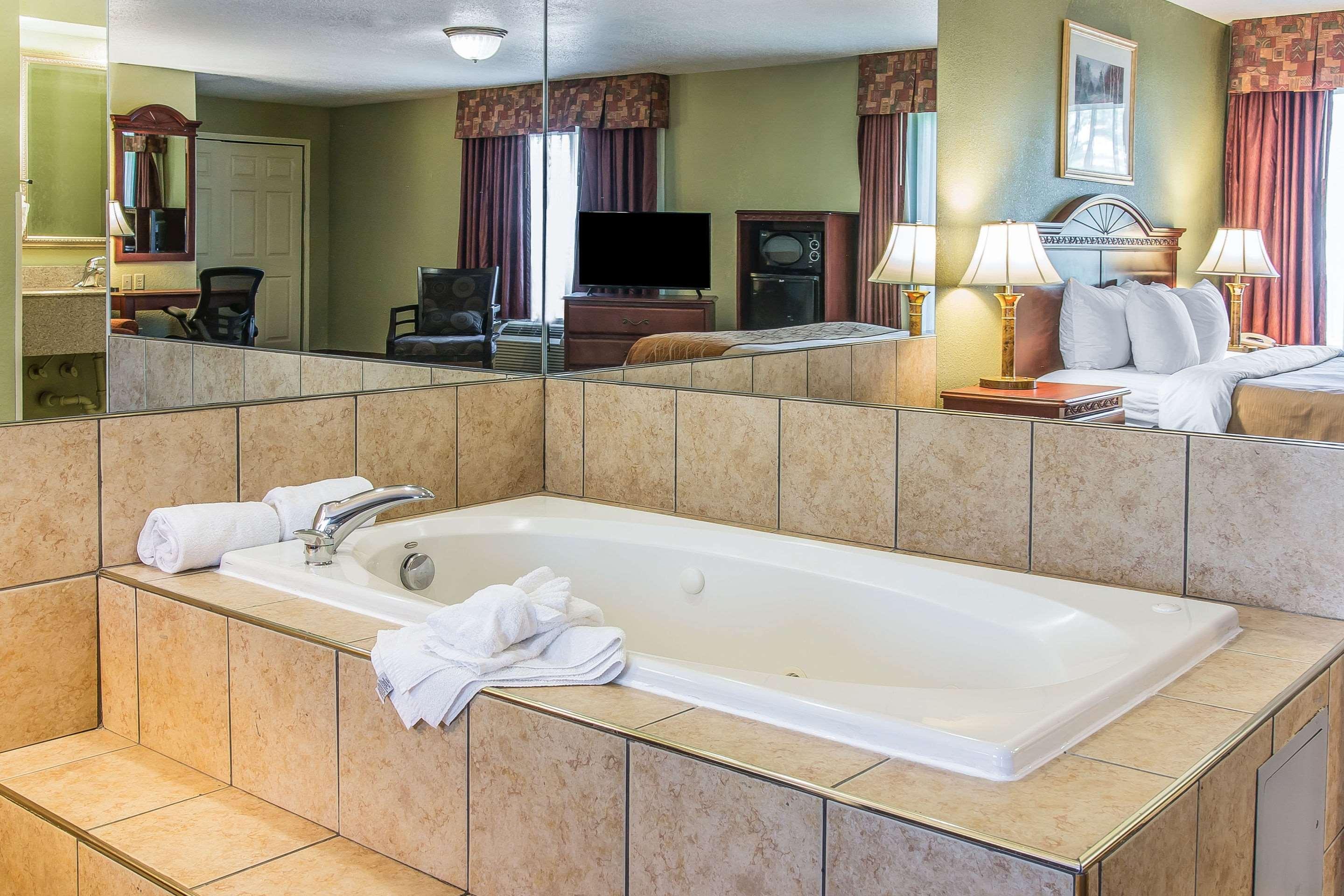 Quality Inn & Suites Ann Arbor Hwy 23 Eksteriør bilde